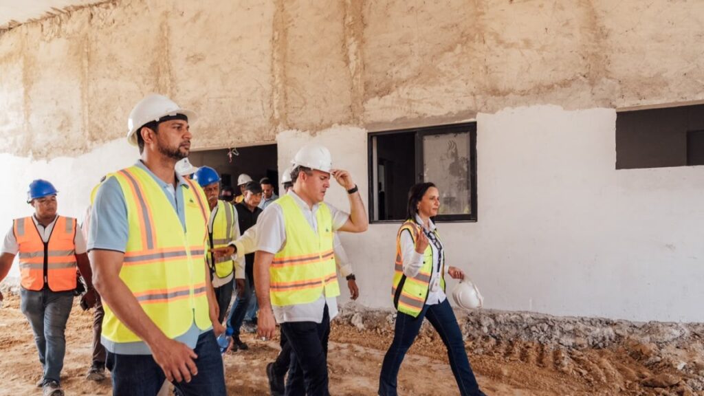 nuevo-ministro-de-vivienda-realiza-primer-recorrido-de-supervision-por-hospital-de-san-cristobal