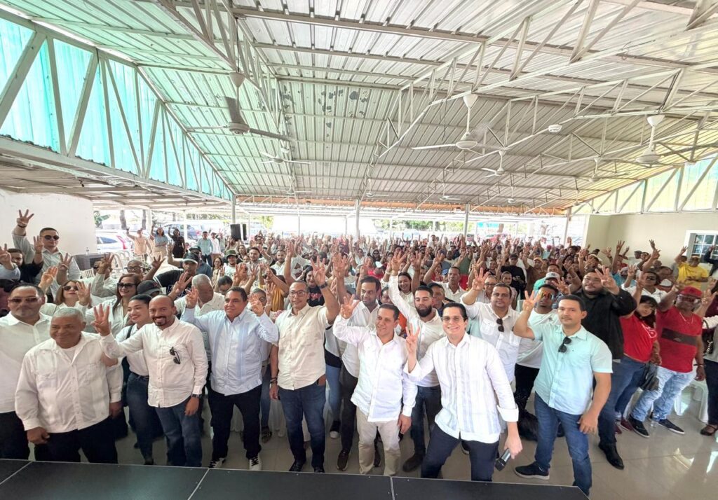 wellington-arnaud-recibe-apoyo-a-su-proyecto-presidencial-durante-encuentro-en-la-vega