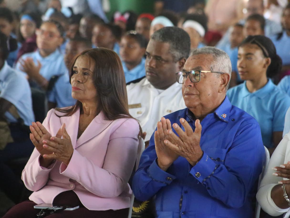 diputada-elvira-corporan-exhorta-a-los-padres-a-respaldar-el-inicio-del-ano-escolar-2026-2027