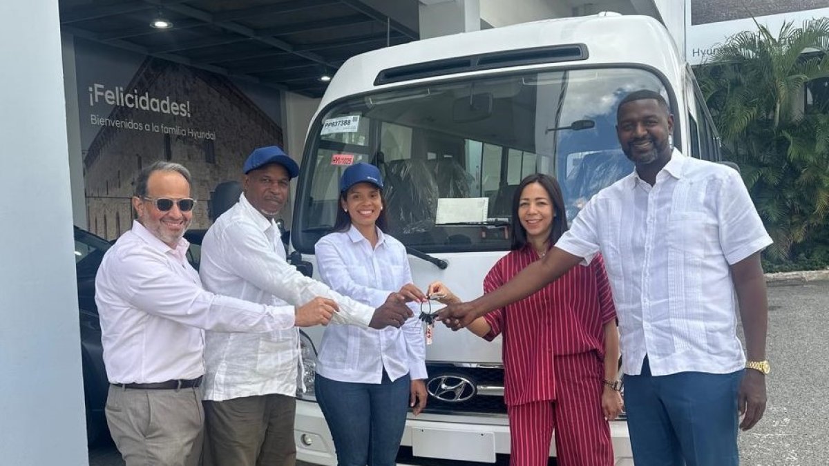 Entrega minibús a la Asociación de Baloncesto de la Provincia Santo Domingo