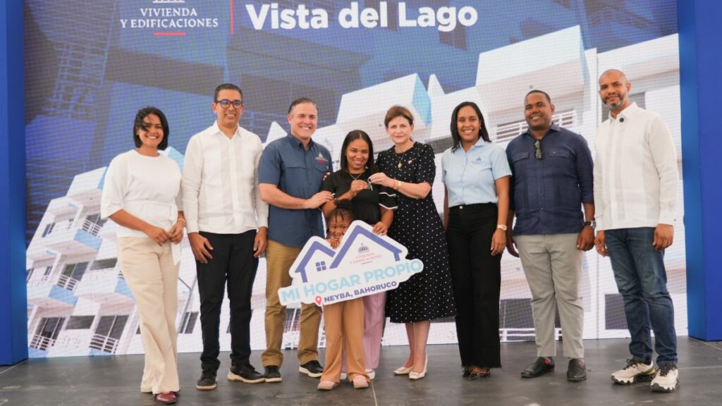 gobierno-entrega-128-apartamentos-de-primera-etapa-residencial-vista-del-lago-en-bahoruco