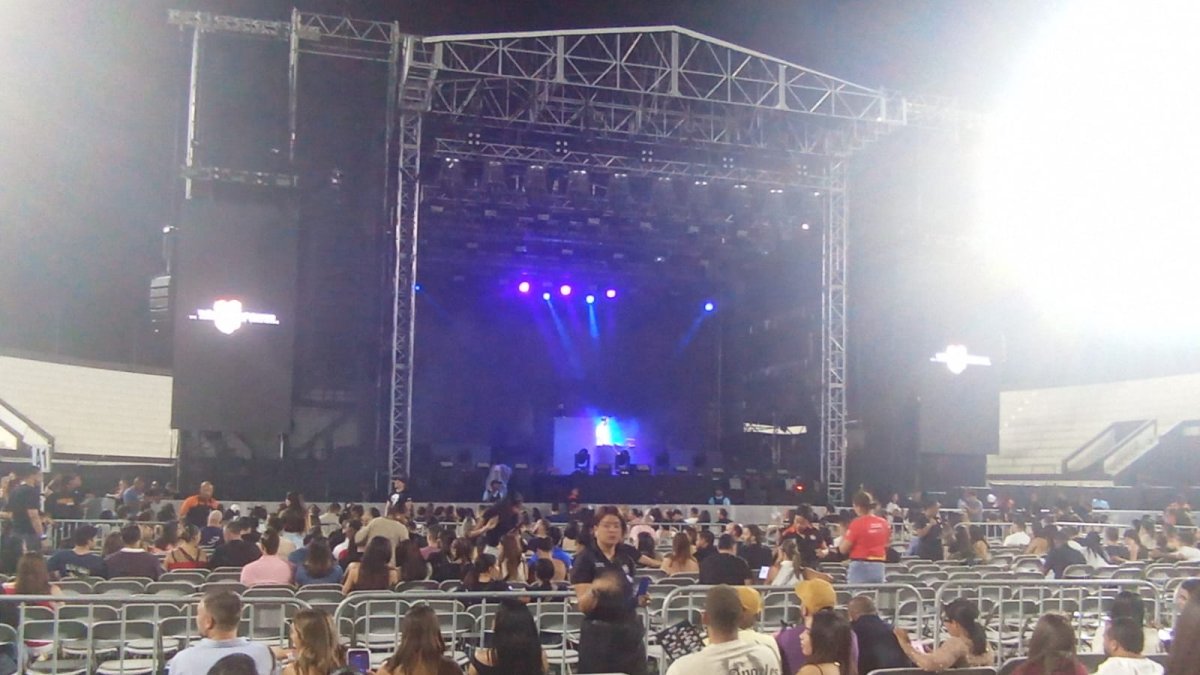 Fans de Nicky Jam llegan al Óvalo de la Feria Ganadera para disfrutar su concierto