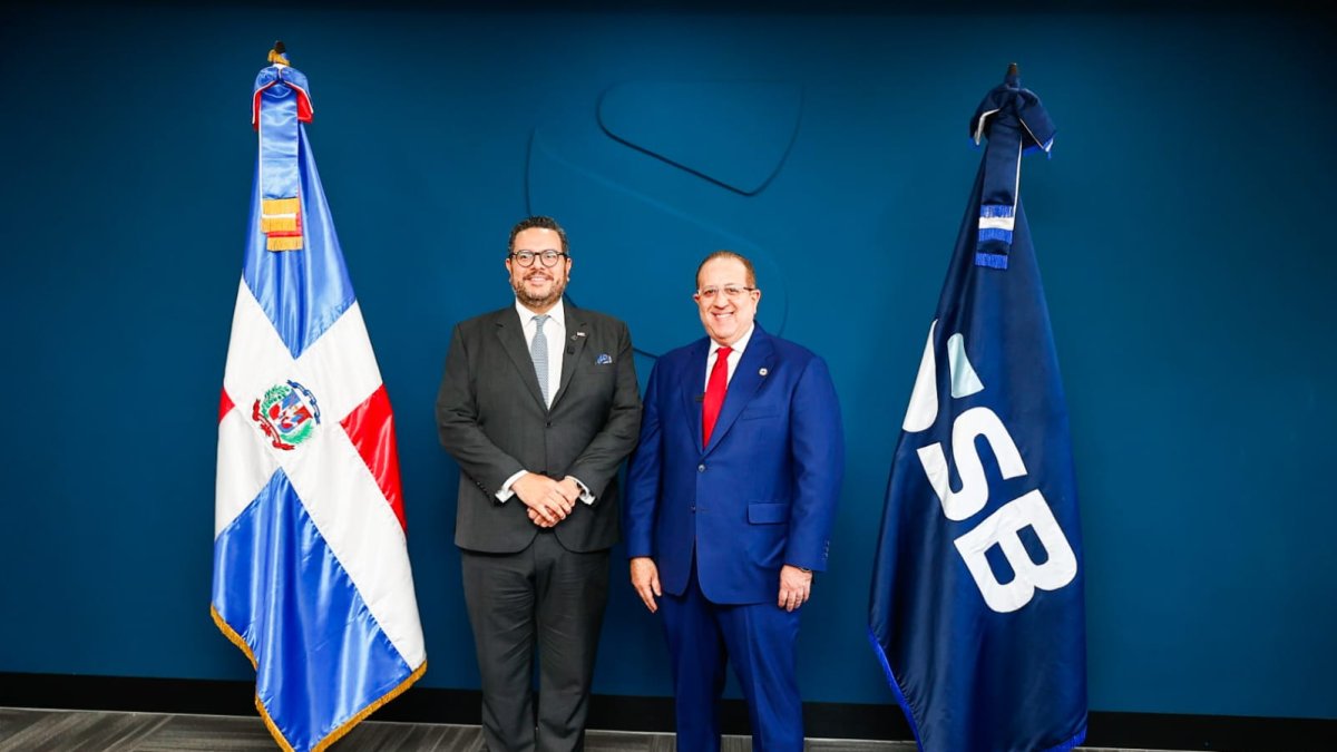 magin-diaz-juramenta-a-victor-enmanuel-cedeno-brea-como-nuevo-superintendente-de-bancos