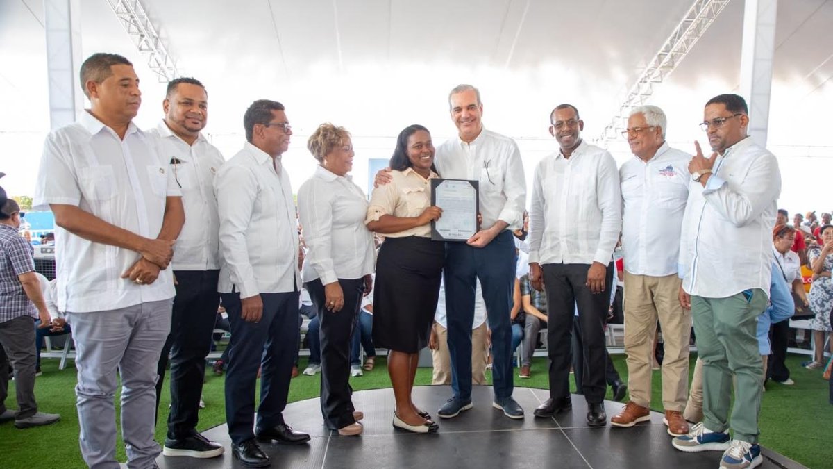 abinader-entrega-1,750-titulos-de-propiedad-a-familias-de-los-alcarrizos