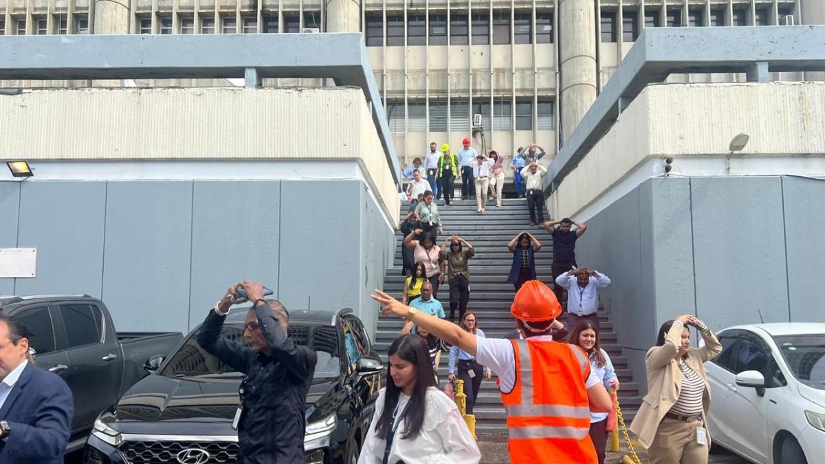 Miles de personas evacúan sin contratiempos el Huacal durante simulacro de emergencias