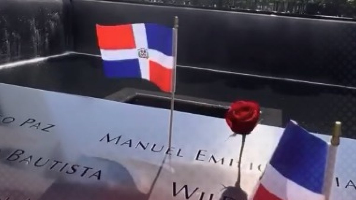 entre-banderas-y-rosas,-los-dominicanos-recuerdan-a-sus-victimas-del-11-s