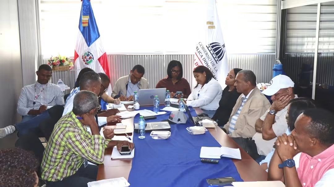 infraestructura-escolar-realiza-«mesa-tecnica-de-trabajo»-para-identificar-necesidades-y-acelerar-obras-en-ejecucion-en-barahona-y-pedernales.