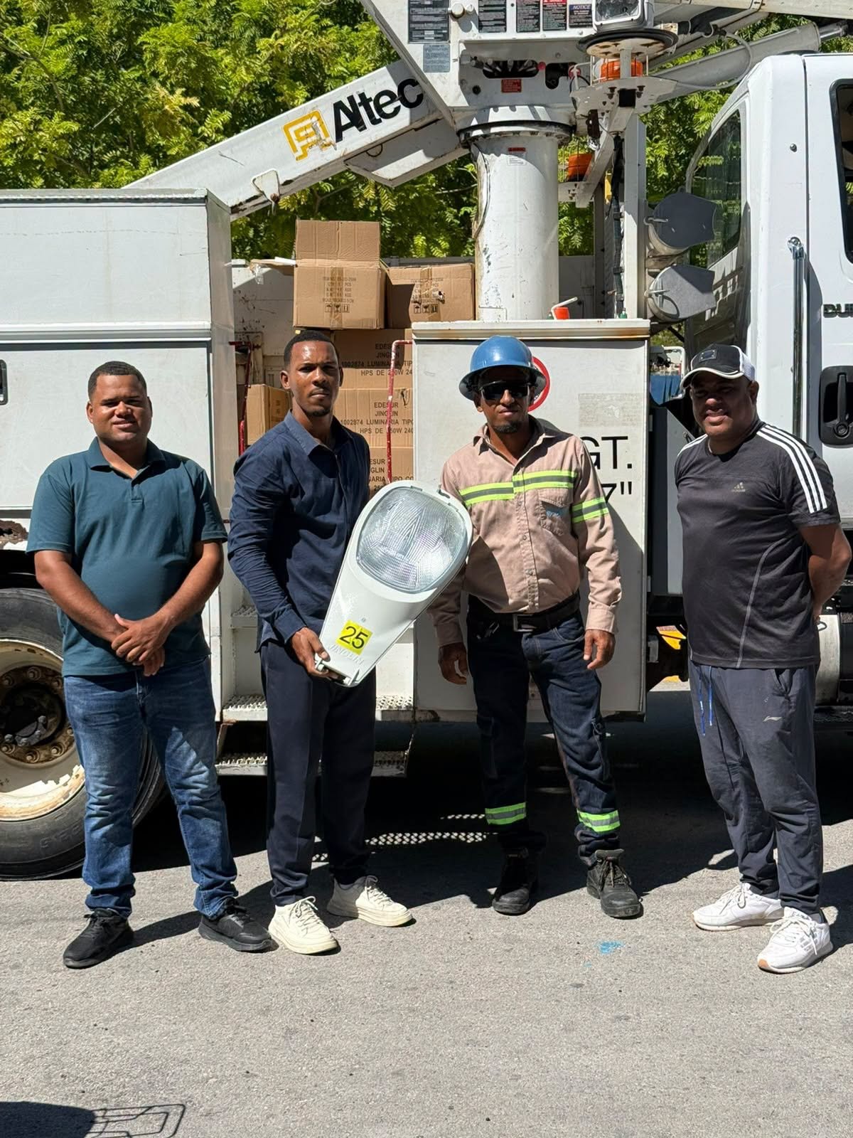  Alcaldía de Jimaní y Edesur realizan jornada de mantenimiento y sustitución de luminarias en varias vías del municipio