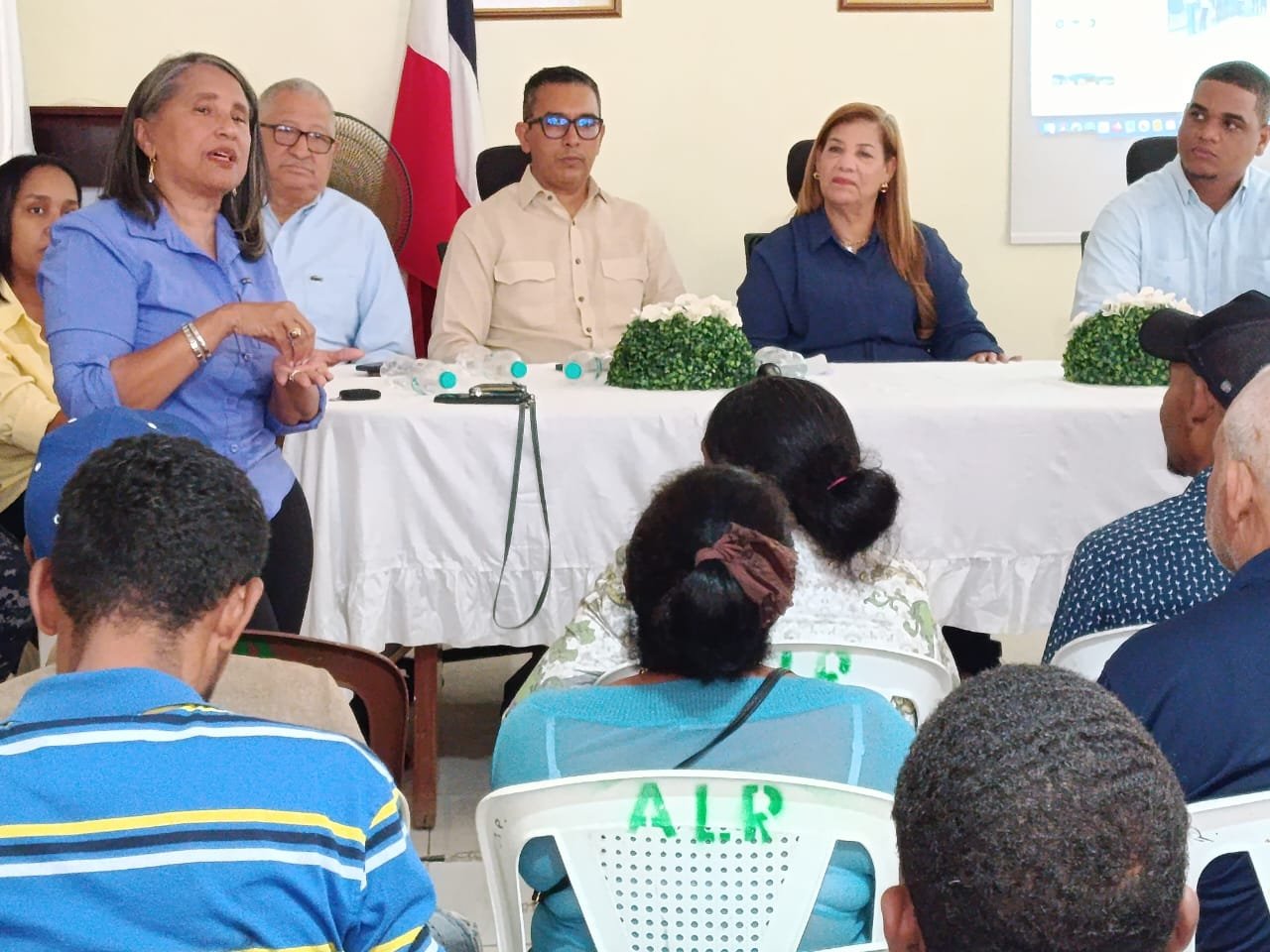 El Ministerio de Energía y Minas, el IDDI y la alcaldía de los Ríos, socializan con beneficiario, proyecto de electrificación de cuatro comunidades de Bahoruco