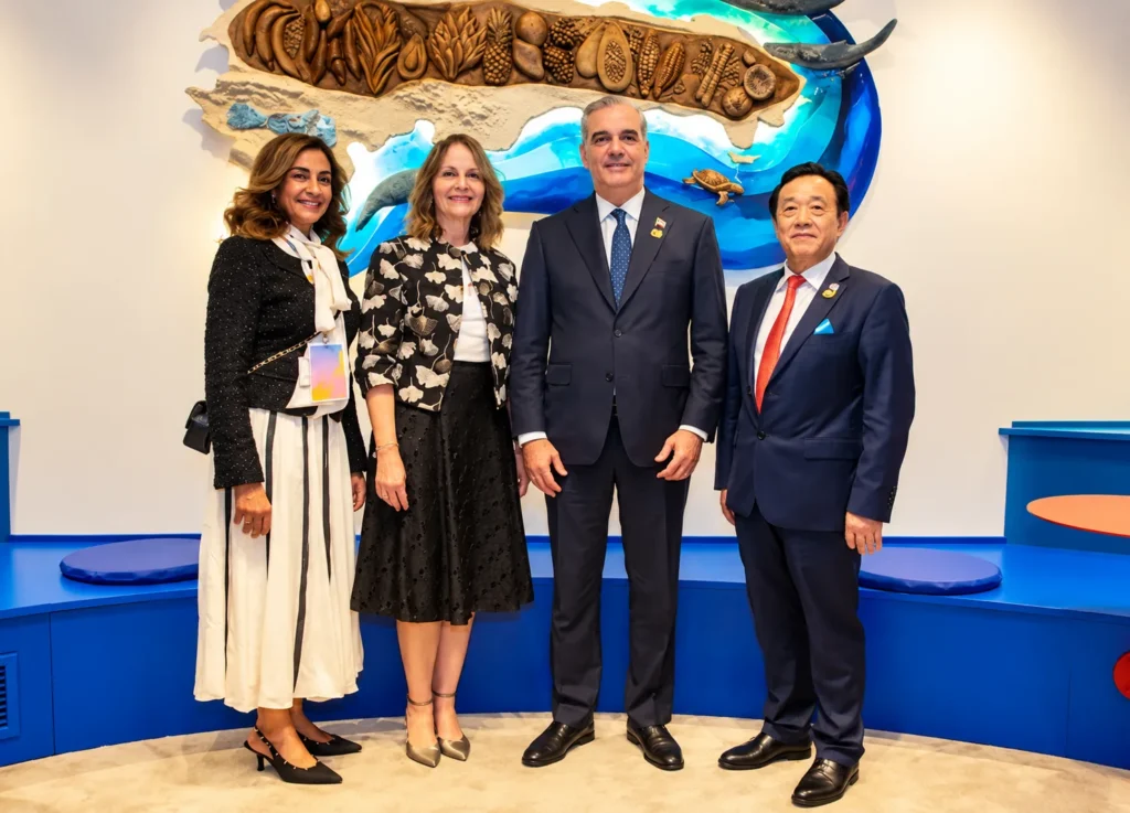 Abinader inaugura en la FAO salón dominicano con obra de Victoria Thomen