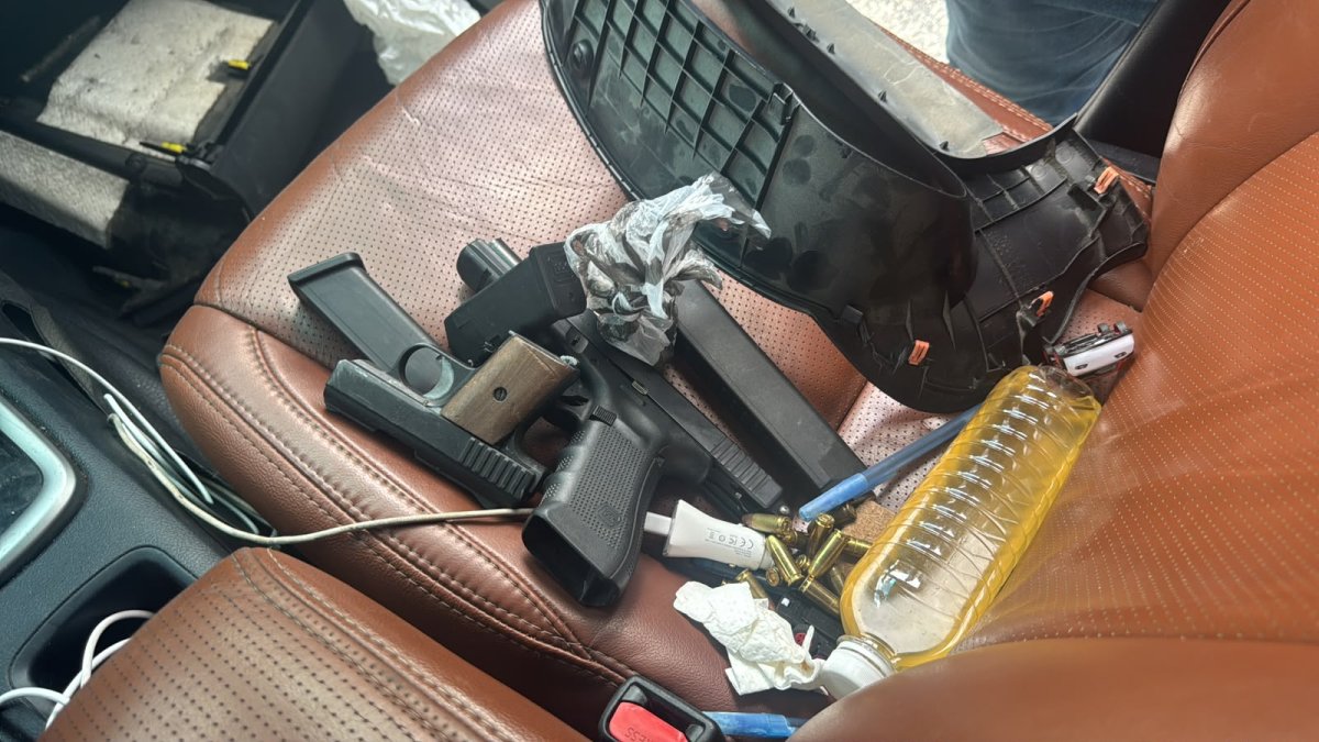 dncd-arresta-a-un-hombre-con-armas-y-municiones-ocultas-en-una-camioneta-en-santo-domingo-oeste