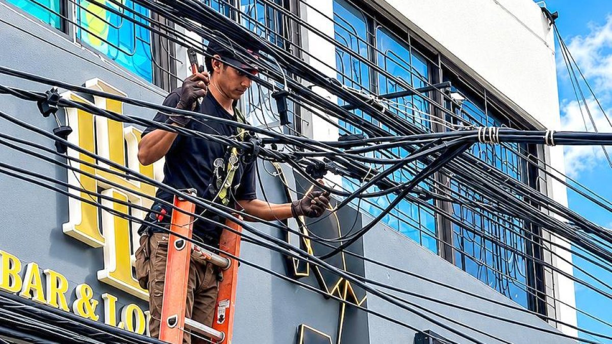 lo-sorprenden-trepado-en-un-poste-manipulando-cables-para-reconectar-la-electricidad-en-herrera