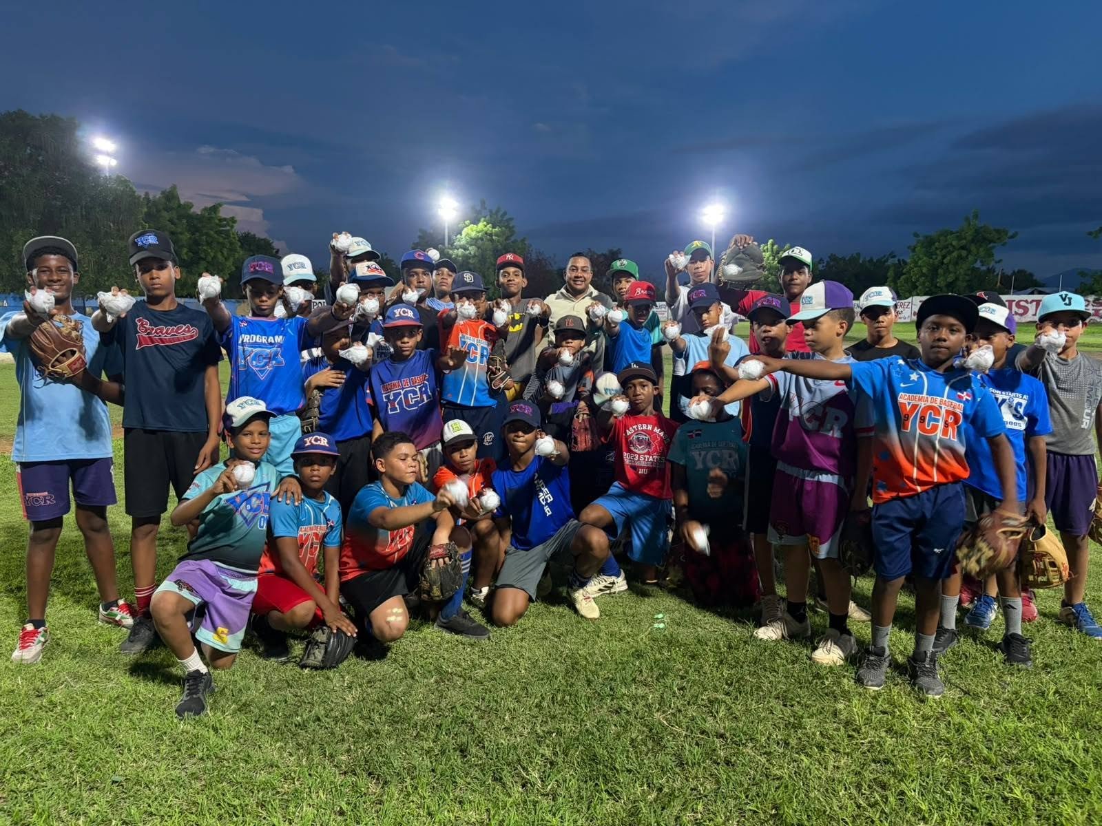 alcalde-de-villa-jaragua-entrega-utilerias-a-liga-deportiva-y-equipo-los-guayacanes