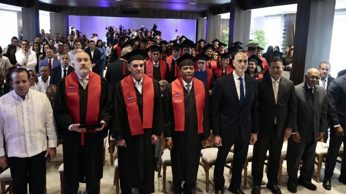 LMD honra a José Abinader Wasaf al graduar a 50 profesionales