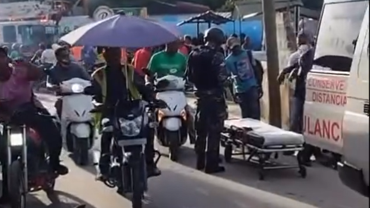 Niña muere al ser impactada por un camión en Barahona