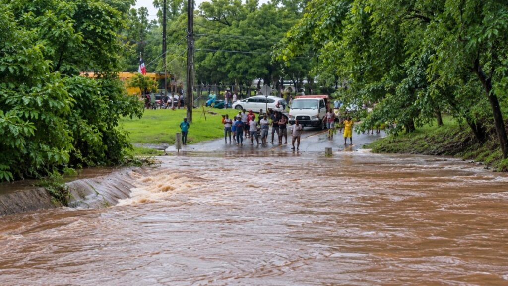 varias-comunidades-siguen-aisladas-por-crecida-de-rios-ozama-y-yabacao