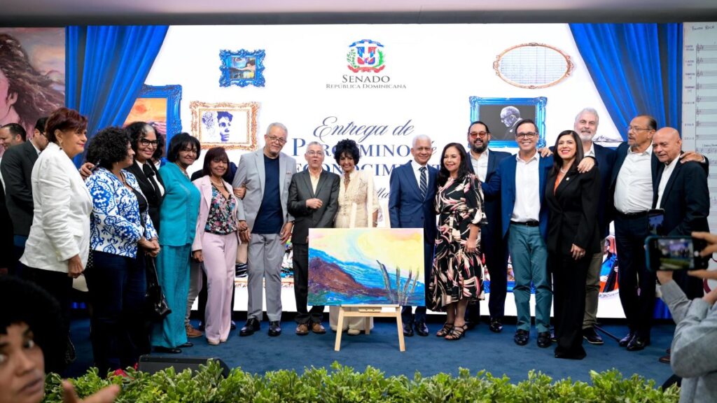 manuel-tejada-y-elsa-nunez-reciben-reconocimiento-del-senado-por-su-trayectoria