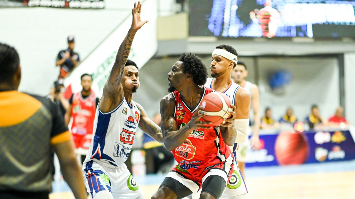san-sebastian-se-coloca-a-un-triunfo-de-la-final-del-xxxii-torneo-de-baloncesto-superior-de-espaillat