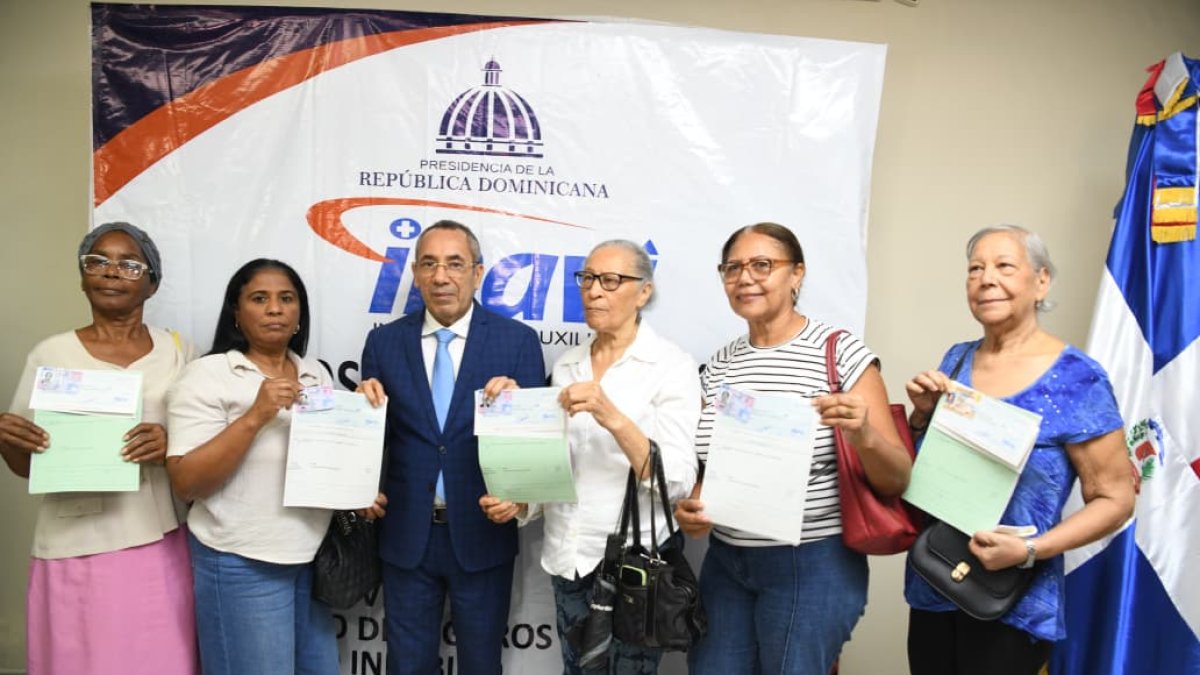 inavi-entrega-cheques-por-indemnizacion-a-mas-de-800-ex-servidores-publicos